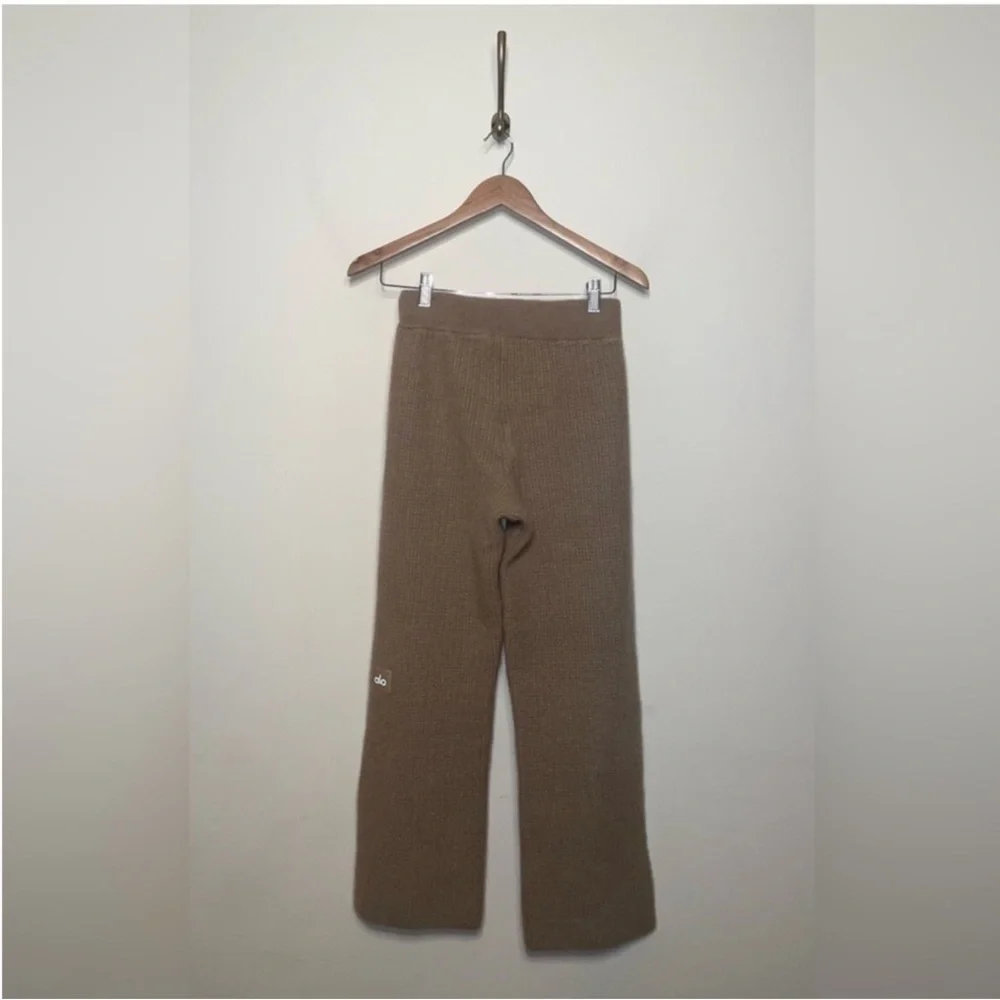 ALO Yoga Cashmere High-Waist Plush Waffle Pant in Toasted Almond